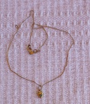 Cordão antigo com pingente joaninha