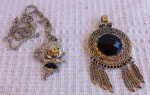 Cordão Antigo Com Figura, Pedras e Folhas
