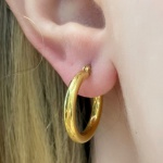 Argola Bojuda em Ouro Amarelo 18Kt Medindo aproximadamente 2,0Cm de diâmetro - Peso:3,70Gr