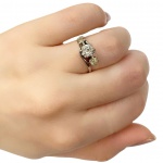 Anel em Platina, tipo solitário com pedra central de aproximadamente 0,60Ct, Cor:K, Pureza: I2 e duas laterais de aproximadamente 0,15Ct cada- Peso:3,60Gr - Medida:14