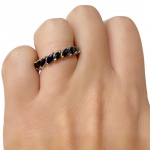 Aliança em Ouro Branco 18Kt com navetes de safira totalizando aproximadamente 1,30Ct, Peso:3,00Gr, Medida:13