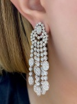 Lindo brinco Ouro Branco 18Kt com aproximadamente 5,0Cts de brilhantes , com 6,0Cm de comprimento  - Peso:28,0Gr