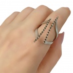 Estilizado anel em Ouro Branco 18Kt Com Brilhantinhos - Peso:7,80Gr - Medida:20