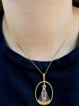 Colar em ouro amarelo 18Kt com Pendente Milagrosa com Rubis e Safira - 40Cm de comprimento - Peso:9,0Gr