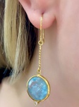 Brinco em Ouro Amarelo 18Kt com Água Marinha lapidação redonda totalizando aproximadamente 10,0 0Quilates , medindo 5,0Cm de comprimento - Peso:6,60Gr