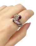 Anel em Ouro Branco 18kt Com safiras azuis e Rose e detalhes em Brilhantinhos, Medida18 - Peso:6,50Gr