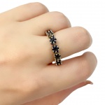 Delicado anel em Ouro Branco 18Kt Maleável com Florzinhas  Com safiras azuis - Peso:3,10Gr  - Medida:15
