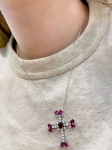 Lindo Colar Ouro Branco 18Kt com Cruz em Rubi e diamantes Totalizando aproximadamente 0,80Ct - Medida:42,0Cm - Peso:6,70Gr