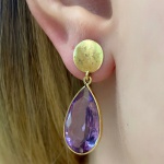 Lindo Brinco em Ouro Amarelo 18kt Com ametista, Medindo 3,0Cm de comprimento - Peso:3,40Gr