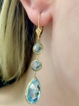 Brinco em Ouro Amarelo 18Kt com Topázios azul, medindo 5,0Cm de comprimento - Totalizando aproximadamente 12,0Cts - Peso:4,60Gr