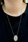 Colar em Ouro Branco 18Kt com 50Cm de comprimento, Com pendente Milagrosa com 0,45Ct de brilhantes - Peso:10,20Gr