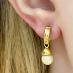 Delicado Brinco em Ouro Amarelo 18Kt,  Pérolas penduradas, Com 2,0Cm de comprimento , Peso:4,0Gr