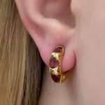 Meia Argola em Ouro Amarelo 18kt com Rubelita de aproximadamente 3,0 Quilates , comprimento 1,5 cm , Peso:7,0Gr