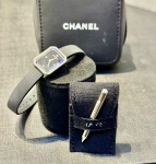 CHANEL- Relógio Original com certificado, Collection Premiere, Quartz, Com brilhantinhos ao redor - Medida:1,5x2,0cm