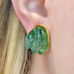 Brinco exótico em Ouro Amarelo 18Kt e Turmalina verde , Peso:24,80Gr - Medida: 2,4Cm de comprimento