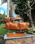 Gutê, grande escultura em madeira nobre, representando cavalo, assinado, 2013 -med. 49cm de altura e