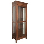 Armário vitrine de formato retangular em madeira lisa. Laterais e porta envidraçadas. Interior com 4