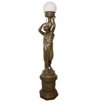 Grande e bela Luminária de chão montada com escultura em bronze patinado. Apresenta moça da antiguid