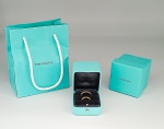 TIFFANY & Co. Conjunto de alianças modelo T, de ouro amarelo 18k e brilhantes. Acompanha seu estojo
