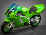 Miniatura de motocicleta esportiva Honda NR na cor verde vibrante com logotipo da Honda no tanque e