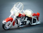 Miniatura de motocicleta Harley-Davidson clássica nas cores vermelha e branca com detalhes cromados