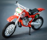 Miniatura de motocicleta Honda CR 250R na cor vermelha com número 3 nas laterais modelo de motocross