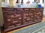 Antigo e Belíssimo Buffet, em madeira nobre, com almofadas esculpidas nas três portas e três gavetas
