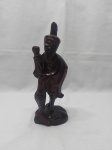 (16) Escultura de sábio oriental em madeira entalhada.