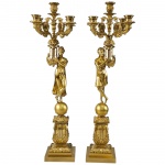 Belo par de candelabros para 5 luzes, França, séc. XIX, de bronze dourado, decorado com figura de jo