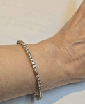 Pulseira "algema" em ouro amarelo, 18k, cravejado com cinquenta e sete brilhantes de aproxim