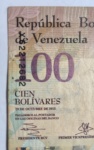 VENEZUELA - ERRO RARO EM NUMERAÇÃO NUMA CEDULA DE 100 BOLIVARES 2013, EXTREMADAMENTE RARA COM ESSE E