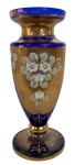 ITALIA - Floreira em cristal veneziano azul cobalto, adornada com aplique floral policromado sobre vibrante ouro. Mede 21cm altura.