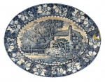 WOODS ENOCH 1784 - Travessa e ou saladeira em faiança inglesa adornada com "fazendinha" e motivo floral na cor azul. Formato ovalado. Registro WOODS ENOCH 1784. Sinal de restauro na borda. Mede 19,5 x 25,5cm.