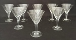 Jogo de oito taças para vinho tinto em cristal translúcido com bases lapidadas em dedões. Pode conter discretos bicados. Mede 14,5cm altura.