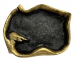 SUZANA LEVY (Rio 1937 / idem 2023) - Escultura de mesa em bronze dourado com fundo cinzelado "corpo feminino", estilo contemporâneo. Mede 20 x 17cm.