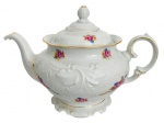 POLÔNIA - Gracioso bule em pasta de porcelana europeia esmaltada com ramalhetes de flores em policromia e contorno em vibrante ouro. Acompanha a sua respectiva tampa. Registro na base. 27cm.