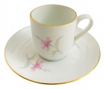 RICHARD GUINORI - Xicara para café e ou coleção em requintada pasta de porcelana italiana adornada com ramalhete de flores em policromia e contorno em vibrante ouro. Acompanha o seu respectivo pires. Possui registro.