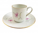 RICHARD GUINORI - Xicara para café e ou coleção em requintada pasta de porcelana italiana adornada com ramalhete de flores em policromia e contorno em vibrante ouro. Acompanha o seu respectivo pires. Possui registro.