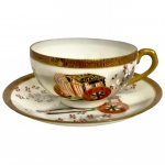 JAPAO - Antiga xícara para chá e ou coleção, em delicada porcelana oriental, dito casca de ovo, adornada com flores, casario em policromia e vibrante ouro, meados séc. XIX. Acompanha o seu respectivo pires. Possui rosto de gueixa se visto contra luz.