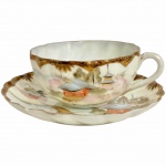 JAPAO - Antiga xícara para chá e ou coleção, em delicada porcelana oriental, dito casca de ovo, adornada com flores, casario em policromia e vibrante ouro, meados séc. XIX. Acompanha o seu respectivo pires.