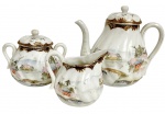 JAPAO - Trio de serviço para chá em delicada porcelana oriental, dito casca de ovo, composto de bule e açucareiro com suas respectivas tampas e leiteira, adornados com flores, casario em policromia e vibrante ouro, meados séc. XIX. Medida do maior 16cm.