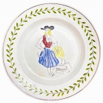 PORTUGAL - Medalhão para parede em faiança portuguesa adornada com figura humana feminina ao centro e ramalhete de flores. Registro e assinatura no verso. Mede 31,5cm diâmetro.