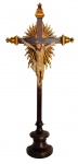 MINAS SÉCULO XIX - Majestoso crucifixo de altar mor em jacaranda com imagem de Cristo policromada. Base de estilo barroco. Minas meados séc. XIX. Marcas do tempo. Mede 100cm x 46cm.