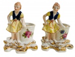 VIEIRA DE CASTRO - Par de graciosas floreiras em porcelana esmaltada adornada com ramalhete de flores em policromia e vibrante ouro. possui registro da manufatura VIEIRA DE CASTRO. Mede 12cm de altura.