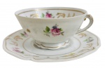LIMOGES FRANÇA - Xícara para chá e ou coleção em pasta de porcelana francesa LIMOGES, adornada com ramalhetes de flores em policromia e arabescos em vibrante ouro. Possui registro da manufatura  ANCIENNE ROYALE.Acompanha o seu respectivo pires.