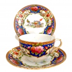 OLD SÈVRES ENGLAND - Rarissimo serviço para chá em porcelana de sèvres inglesa, composto de xícara, pires e prato para bolo, fartamente adornados com motivo floral em rica policromia e figuras de faisões. Possui registro. Meados séc. XX.