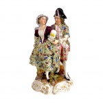 ÁUSTRIA SÉC XIX - Raríssimo grupo escultórico em requintada porcelana austríaca representando  "casal de fidalgos" com vestes em magnifica policromia. Inicio século XIX. Possui registro da manufatura na base. Mede 17cm altura.