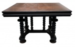 Imponente mesa de jantar com estrutura em madeira nobre escura contendo duas tábuas extensivas, apoiada sobre pés torneados em espiral ao estilo Manuelino, rei de Portugal. Mede 80cm altura x 1,02cm largura x 1,22cm fechada e 1,92cm aberta.