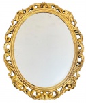 Imponente espelho de estilo francês, formato ovalado, cristal bisotado com manchas do tempo. Moldura de madeira nobre entalhada com acabamento em folha de ouro. Mede 85 x 1,05cm