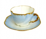 FRANÇA 1900 - Rara xícara para chá e ou coleção em delicada porcelana francesa na cor azul claro com contorno em vibrante ouro aplicado à mão, de estilo e período ART NOUVEAU. Possui fio de cabelo. Meados 1900. Medida do pires 14cm.